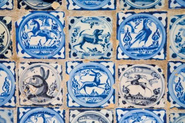 Real Alcazar, telhas cerâmicas com figuras de animais e aves, Sevilha, Espanha